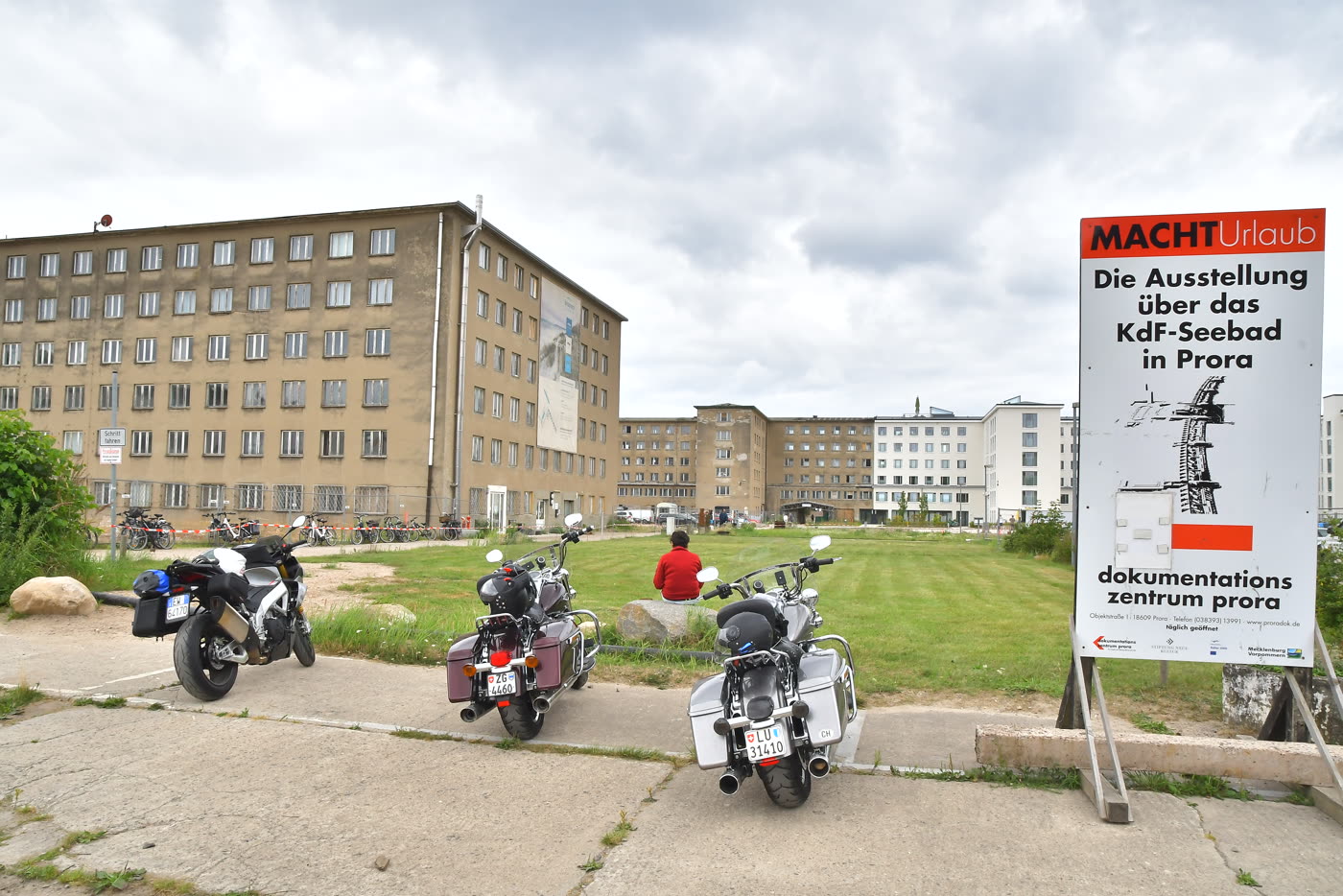 Motorräder vor dem langgestreckten Betonblock des Koloss von Prora Motorräder vor dem langgestreckten Betonblock des Koloss von Prora