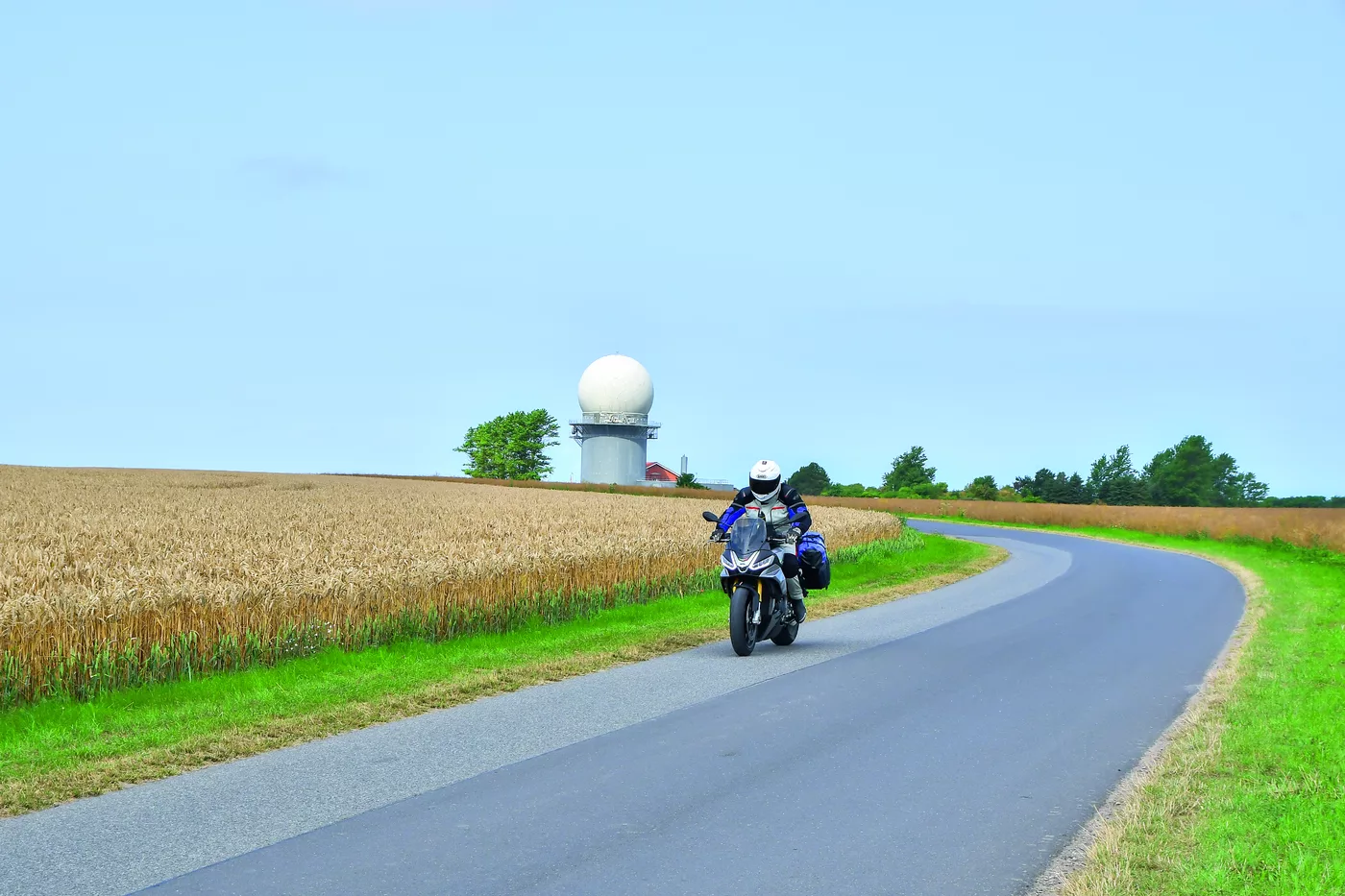 Landstraße auf Rügen mit Radarkuppel am Horizont